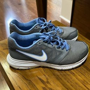 Like new, Nike sneakers, women’s size 7